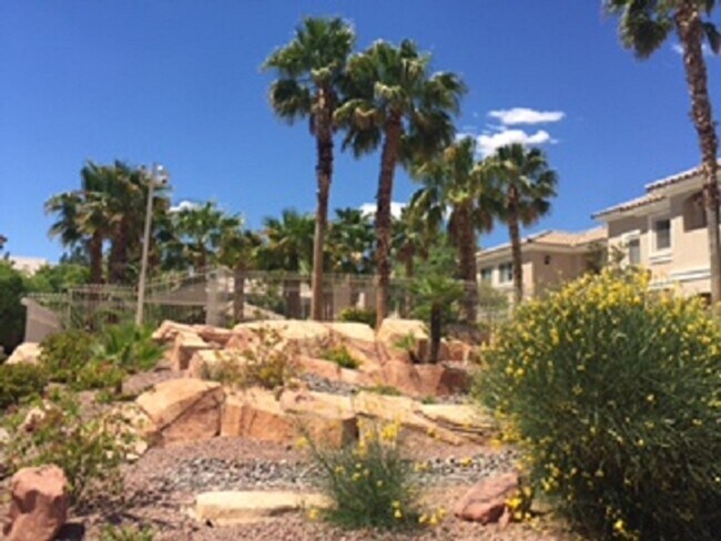 Building Photo - Perfect 2 bed/2 bath condo in Summerlin!