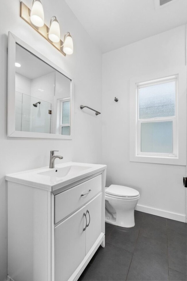 Building Photo - 4Bd/2Ba Seattle Home