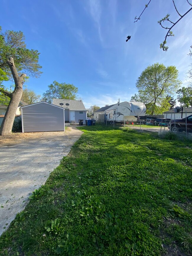 Building Photo - Updated 1 Bedroom Home with Garage