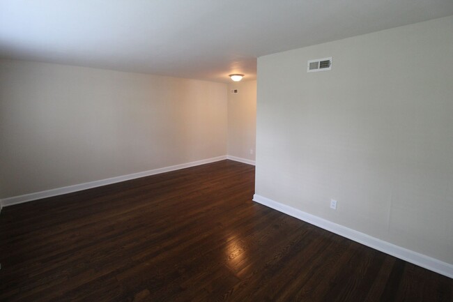 Building Photo - Fully Renovated 1 Bedroom 1 Bath in North ...