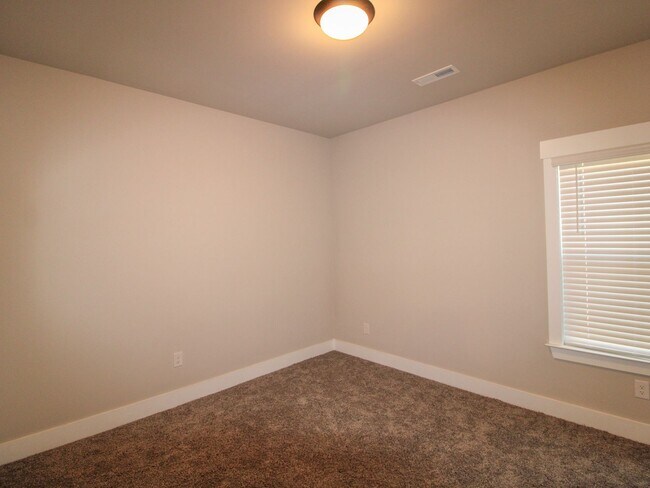 Building Photo - LIKE NEW Home in Natures Cove West in Athe...