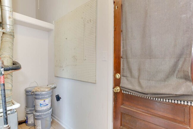 Building Photo - Renovated Virginia Beach Home with Large Yard and Prime Location