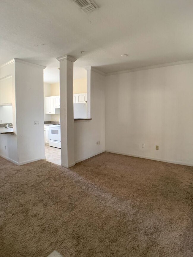 Building Photo - Gorgeous Studio in the heart of Downtown!