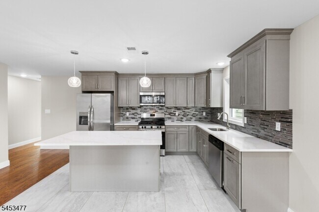 Building Photo - 806 2nd Ave