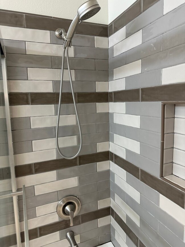 Building Photo - Beautiful custom 3 bedroom 2 bathroom hous...