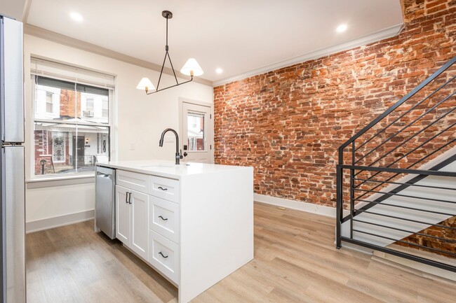 Building Photo - Welcome home to this newly renovated porch...