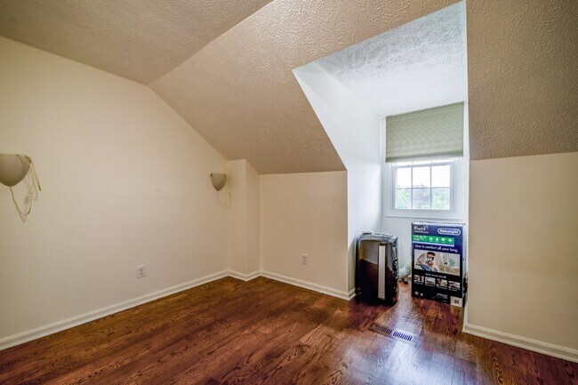 Building Photo - Sophisticated Townhome Steps from East Fal...