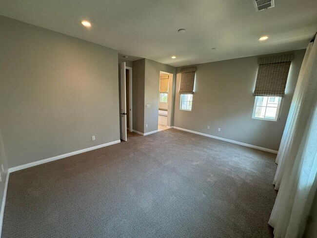 Building Photo - Charming 3-bedroom 2.5 bath nestled inside...