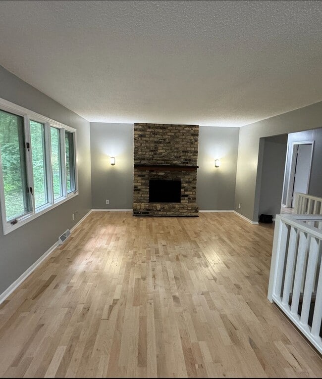 Building Photo - Stunning 3 Bedroom 2 Bathroom Home in Burn...