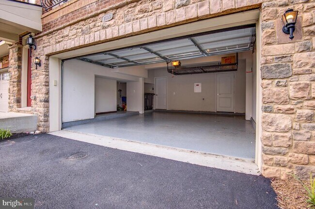Building Photo - 25019 Cambridge Hl Ter
