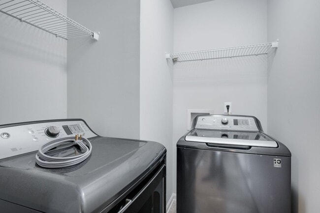 Building Photo - 3 Bedroom 2.5 Bath Townhouse