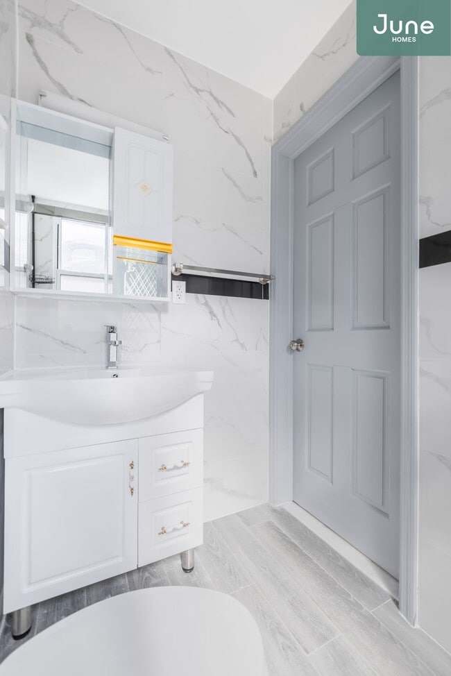 Building Photo - Queen room in 4-bed/2.0-bath Home