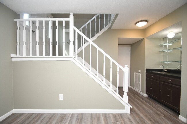 Building Photo - 379 Richvale Ln