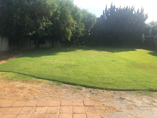 Building Photo - 3 Bed 2 Bath Presidential Home near Los Banos High School with HUGE Backyard!
