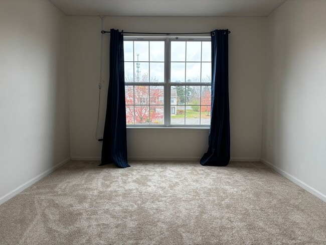 Building Photo - Grand Ridge condo available now.  Forest Hills Eastern Schools.