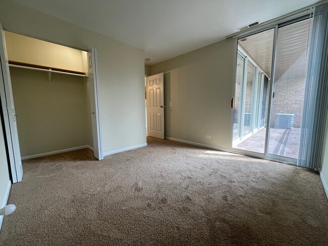 Building Photo - 5900 Oakwood Dr