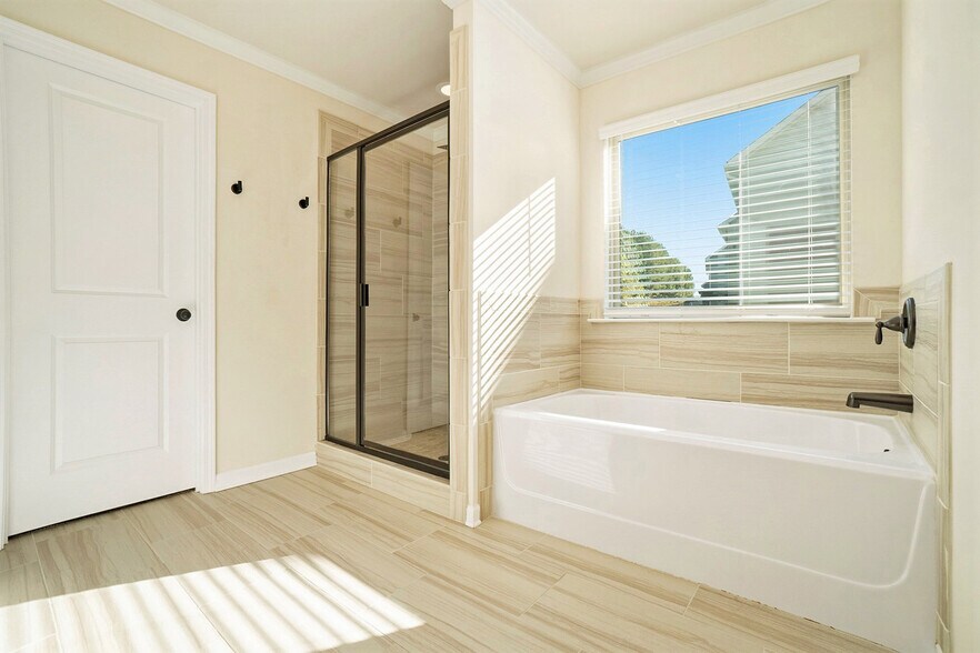 Building Photo - 3810 Brookhollow Dr