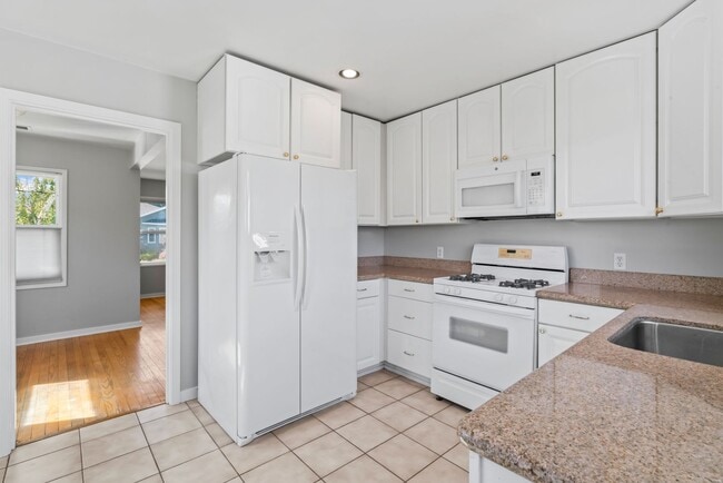 Building Photo - Pet Friendly 3Bd/2Ba Single-Family Home