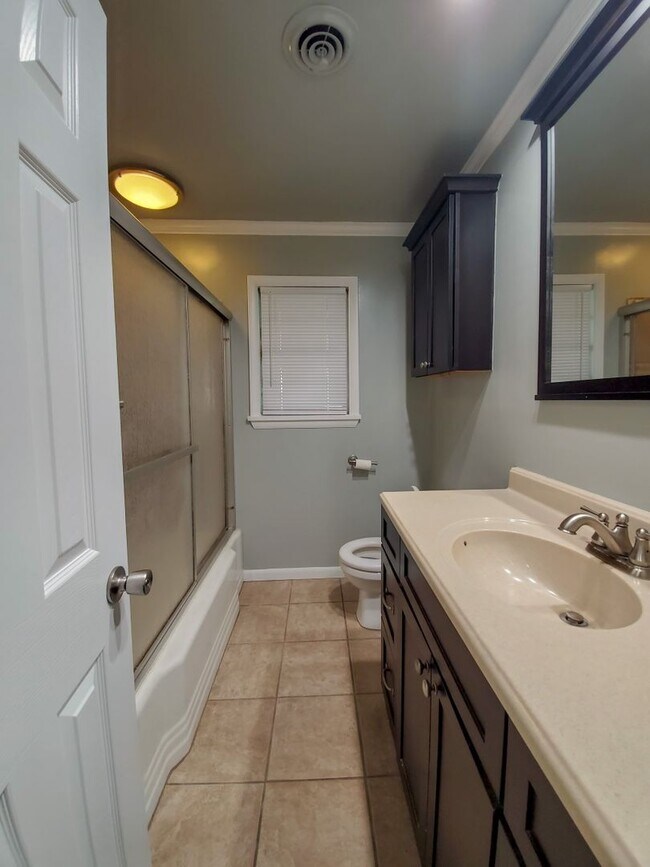 Building Photo - 4 Bedroom 2 bath Home in Shawnee