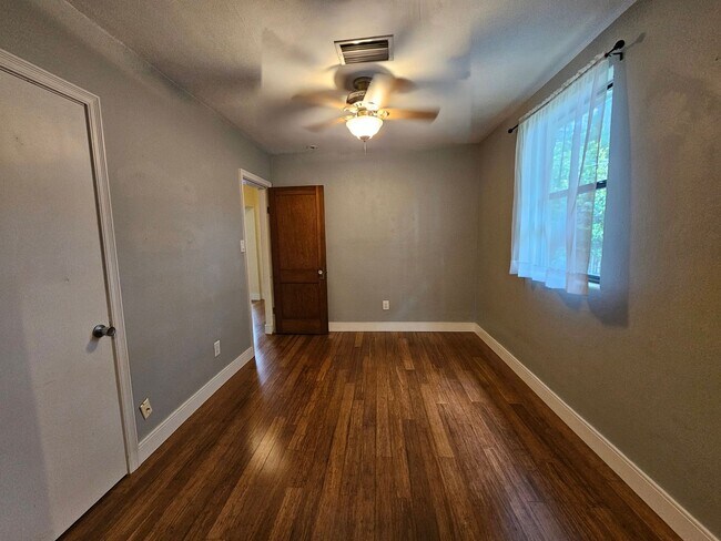 Building Photo - 2 Bedroom/2 Bath home near Duck Pond and Citizens Field