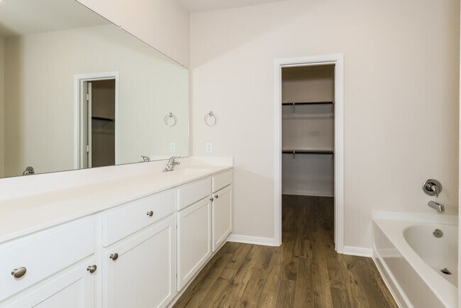 Building Photo - 468 Beechwood Hacienda Dr