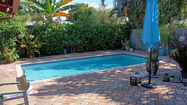 Building Photo - 803 NE 21st Dr