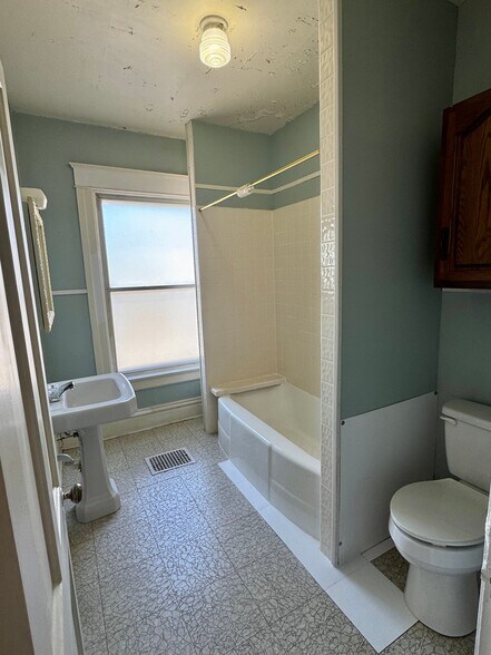 Building Photo - 707 Edgewater Ave