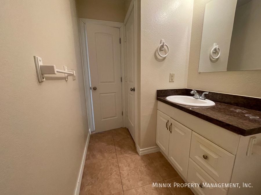 Building Photo - 1400 5th Ave