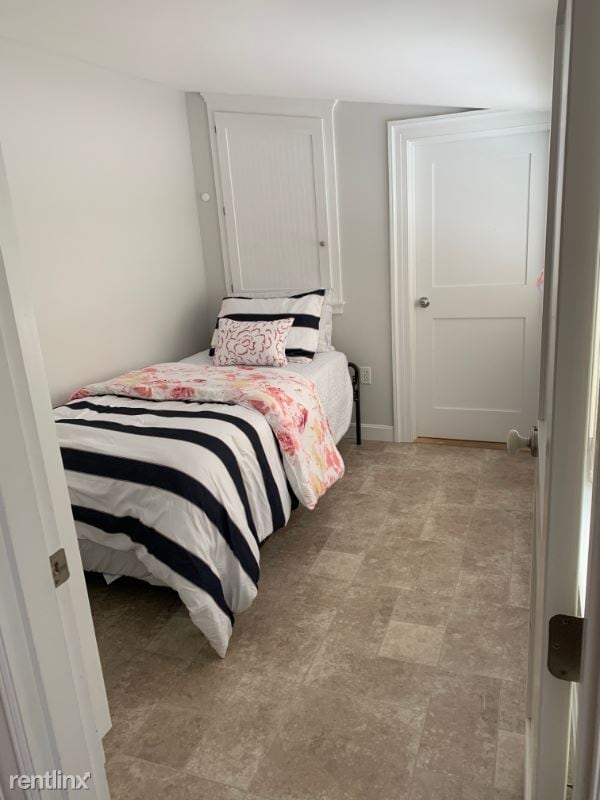 Building Photo - 2 br, 1 bath Apartment - 8 Pine Tree Avenue