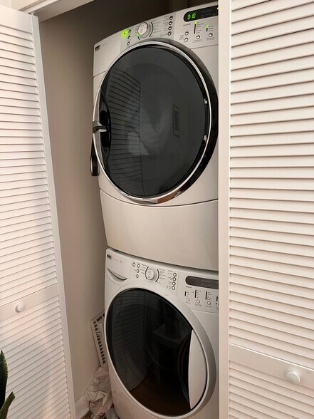 Building Photo - 237 Granby St