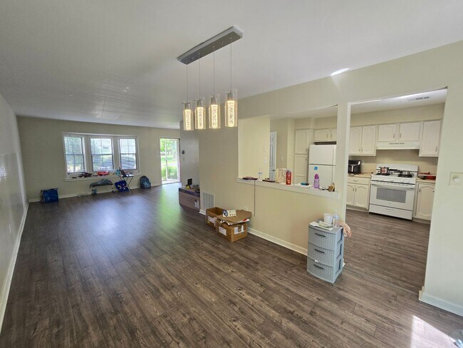 Building Photo - Rare opportunity in North Edison! Spacious 2-bed and 1.5-bathroom townhouse!