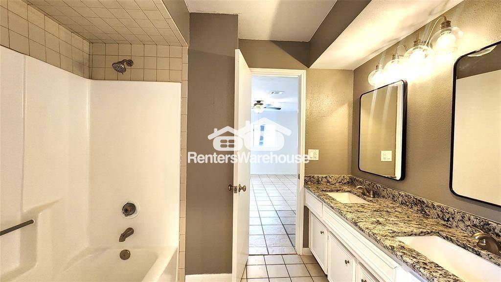 Building Photo - 2702 Foliage Green Dr