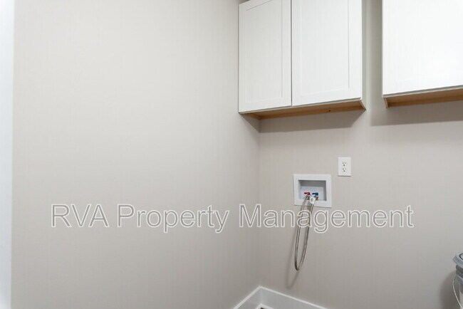 Building Photo - 9800 Golf Course Dr
