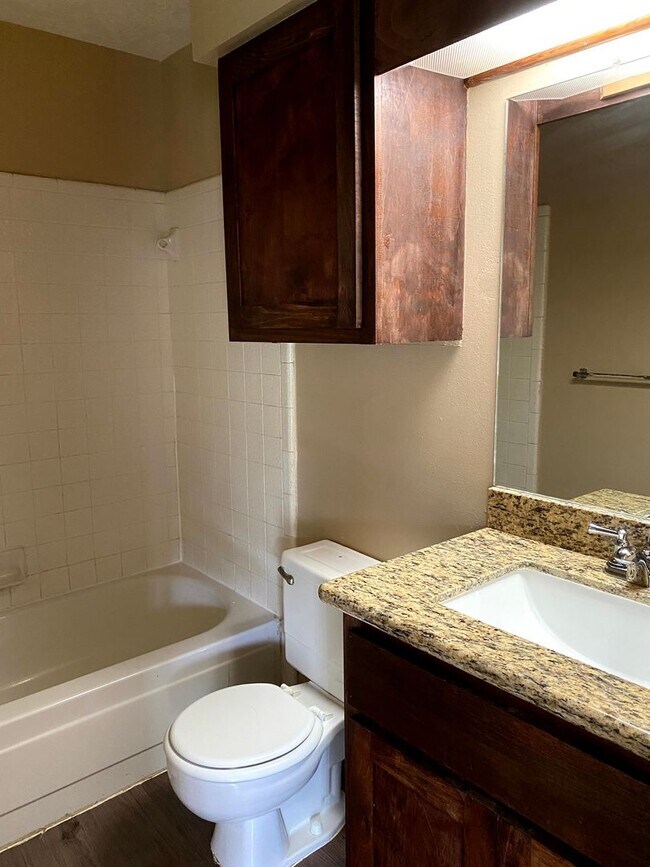 Building Photo - Cozy 2/2 Duplex Available for Prelease!