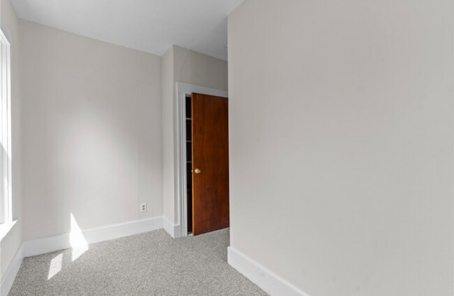 Building Photo - 446 Coe St