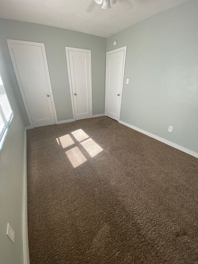 Building Photo - Cottage Home in Seminole Manor