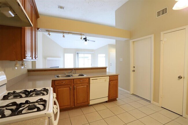 Building Photo - 11011 Shadowfield Dr