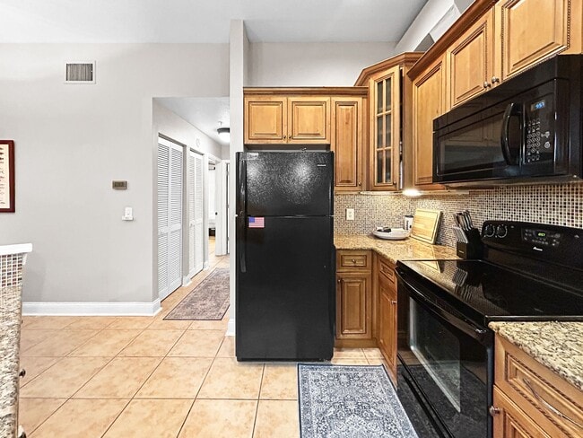 Building Photo - Live in the Heart of Downtown St. Petersburg at Historic Mirror Lake Condos! 2bed | 2 bath