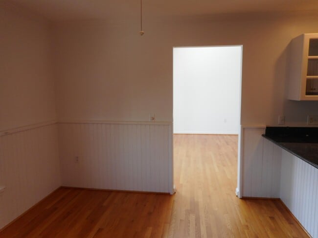 Building Photo - 207B Seneca Way