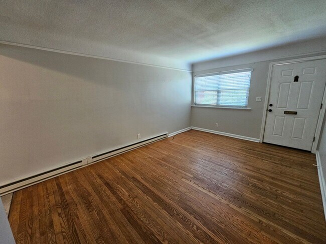 Building Photo - Charming 1 Bed, 1 Bath Apt in Ideal NW Area