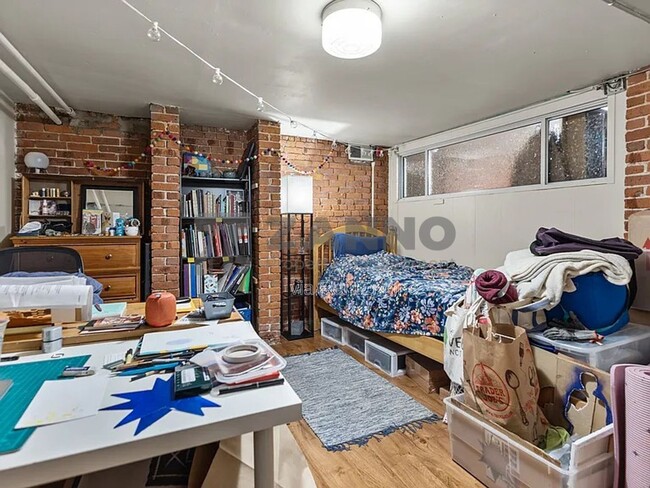 Building Photo - 35 Bowen St