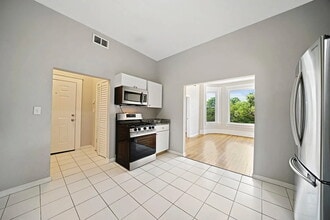 Building Photo - Beautiful Greystone building on Chicago's iconic Augusta Boulevard in the Ukrainian Village / Hum...