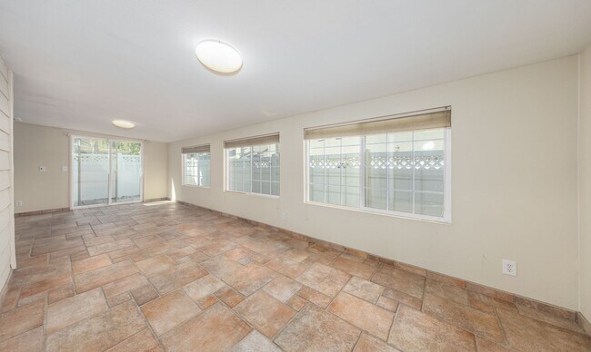 Building Photo - Beautiful Remodeled 2-Bedroom Single-Story Condo
