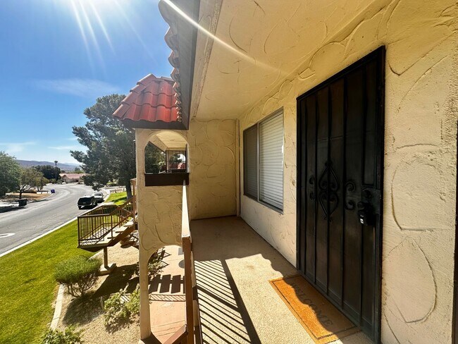 Building Photo - AVAILABLE NOW!! 1 BEDROOM 1 BATHROOM CONDO IN MISSION LAKES DESERT HOT SPRINGS