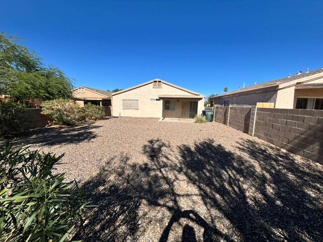 Building Photo - Delightful East Side 3 bedroom/2 bath Home with AC