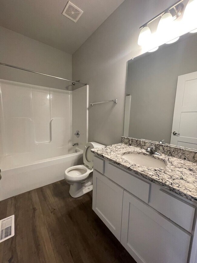 Building Photo - Large Home in Bellevue for Rent!