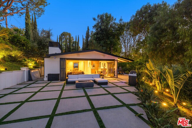 Building Photo - 16725 Oak View Dr