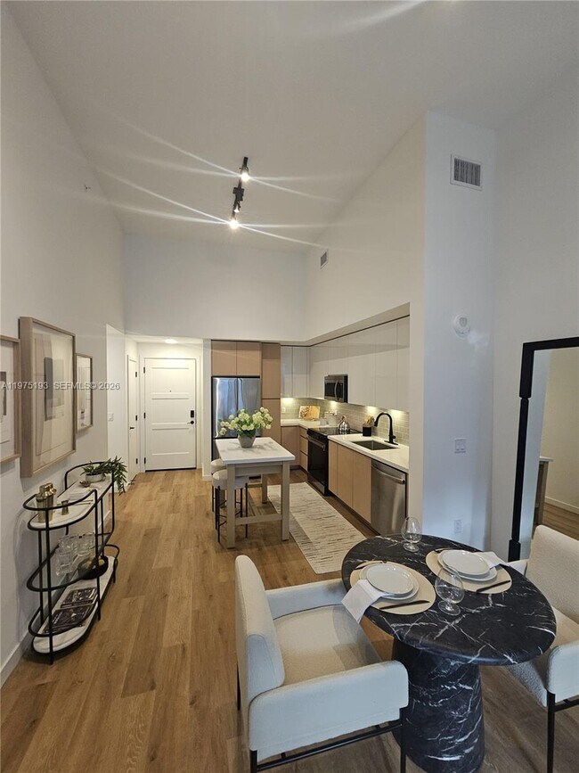 Building Photo - 1650 NE 124th St