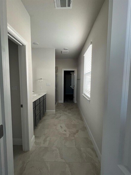 Building Photo - 15501 Ellinger Dr