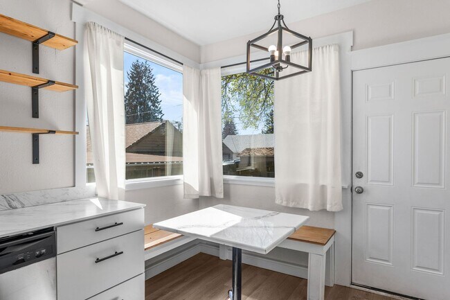 Building Photo - Great Location! Northtown Charmer!